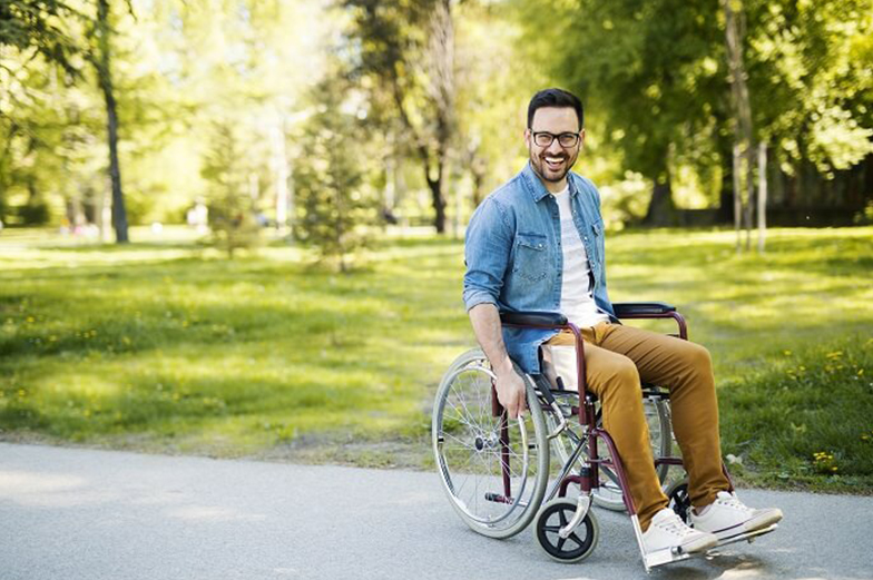 Mann sitzt im Rollstuhl